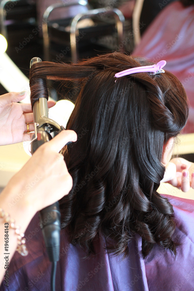 Fototapeta premium curling hairdo for customer