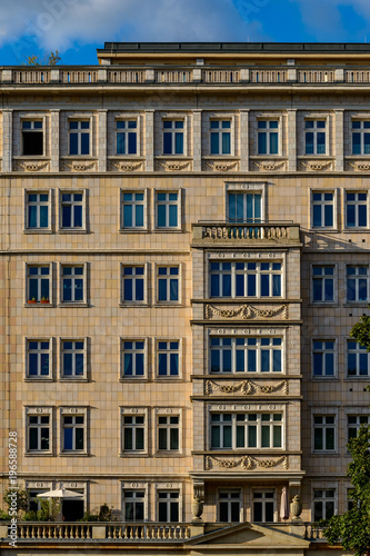 Denkmalgeschützte sozialistische Prachtarchitektur an der Frankfurter Allee in Berlin-Friedrichhain, Fassadendetail © ebenart