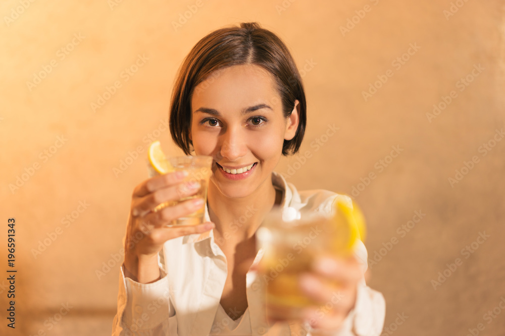 お酒を飲む女性 水 飲み物 アルコール 夏イメージ Stock 写真 Adobe Stock