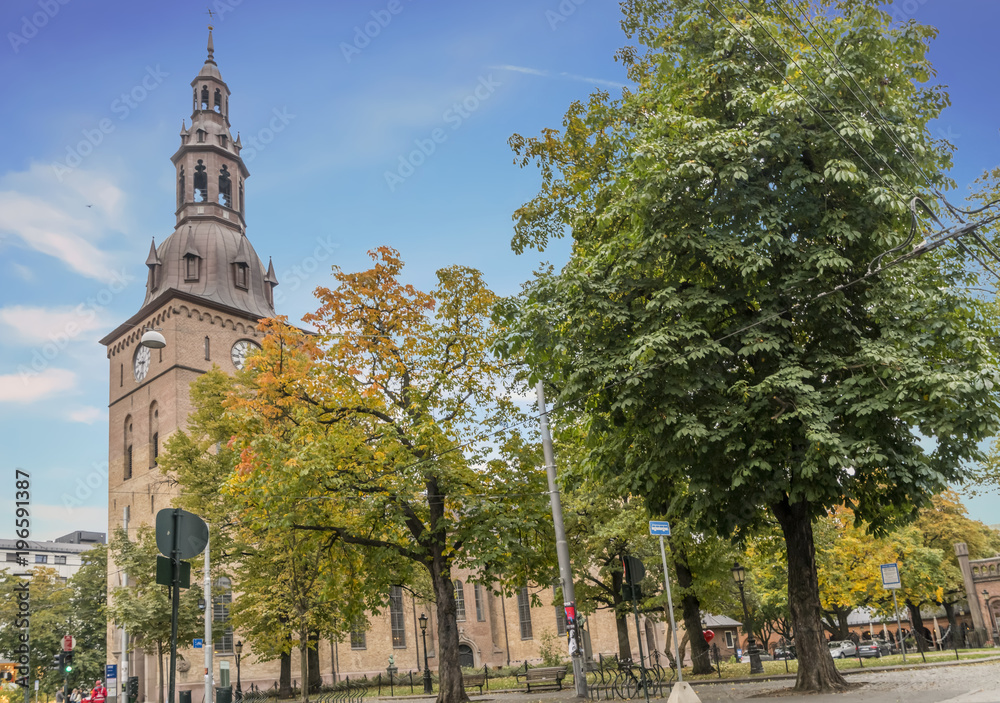 Naklejka premium Oslo Church under blue sky and autumn trees