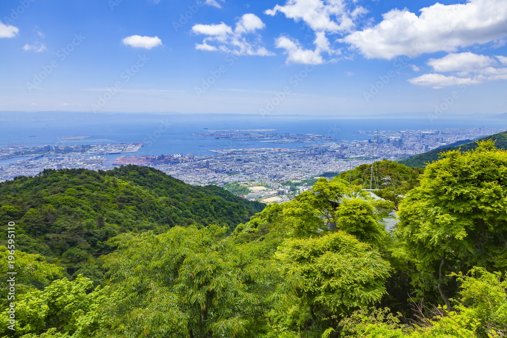 六甲山頂から眺める新緑と神戸の街