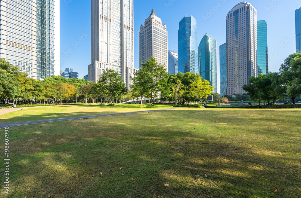 Obraz premium green lwan with modern building