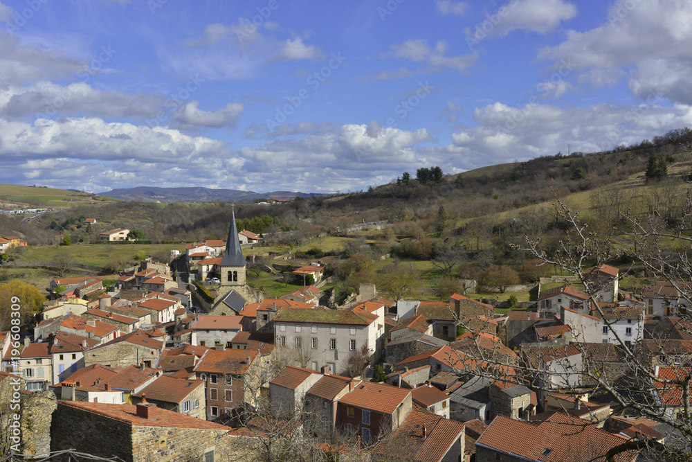 Plongée sur les toits de Champeix (63320),  département du Puy-de-Dôme, en région Auvergne-Rhône-Alpes, France