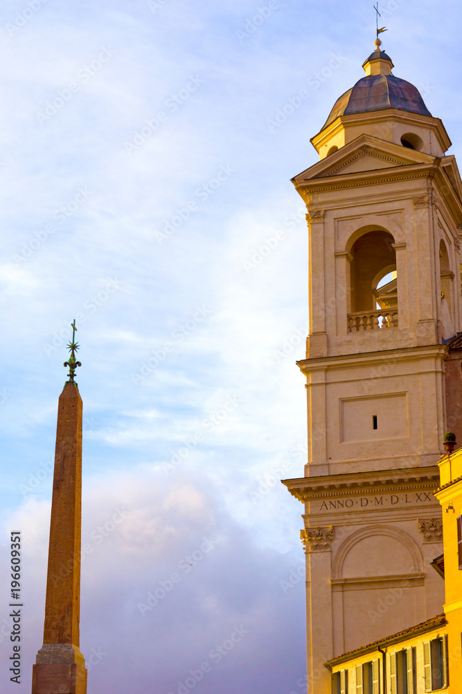 Fototapeta premium Eglise Trinita Dei Monti et obélisque égyptienne, place Di Spagna, Rome