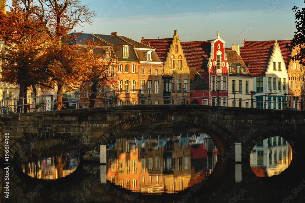 Obraz premium beautiful od buildings reflected in water of canal at sunlight, brugge, belgium