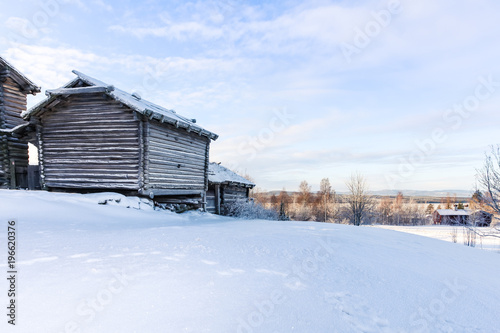Vinterlandskap i Rättvik Dalarna med snötäckt utsikt och traditionell stuga photo