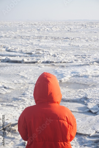Person vor Eisfläche