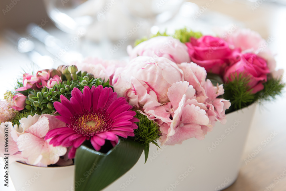 Fleurs roses pour décoration de table de mariage