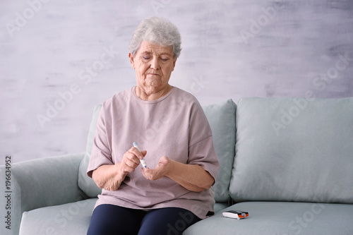 Elderly woman with diabetes...
