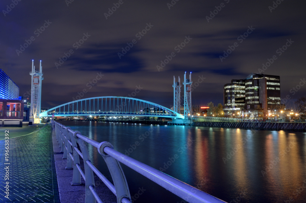 Fototapeta premium Kładka dla pieszych nad Salford Quays
