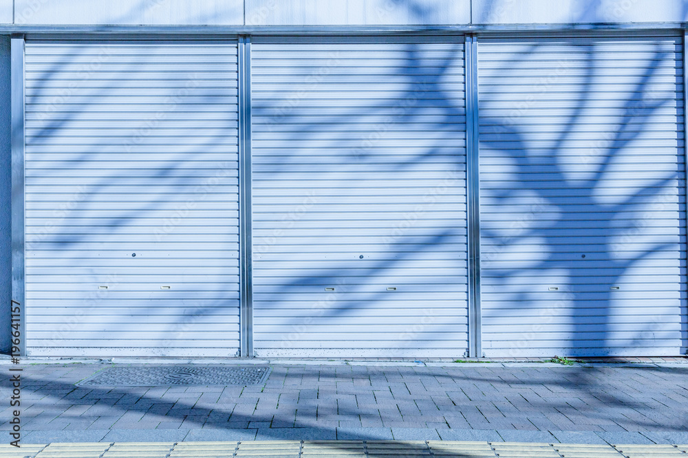 Obraz premium 木の影が映るシャッター