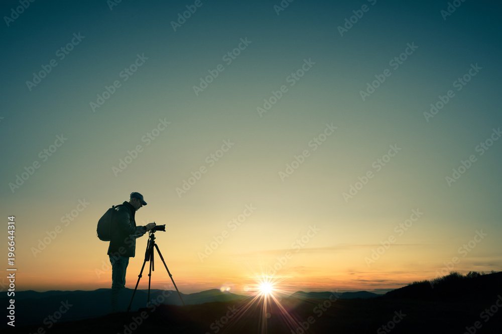Photographe en haut des montagnes qui prend des photos