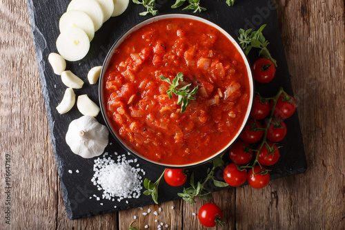 Foto Italian pizzaiola sauce with ingredients close-up