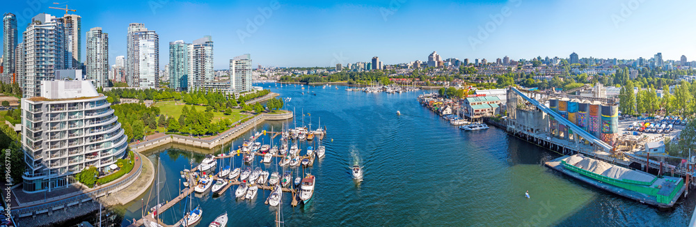 Naklejka premium False Creek, Vancouver Kanada, miejsce do cumowania jachtów i słoneczne, nowoczesne centrum miasta na jednym szerokim zdjęciu panoramicznym