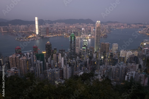 Une vue sur les grattes-ciels de Hong Kong pendant le couché de soleil