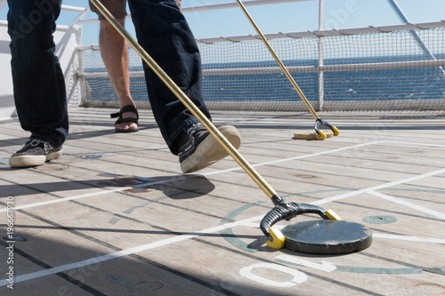 Kreuzfahrt-Spiel Shuffleboard photo