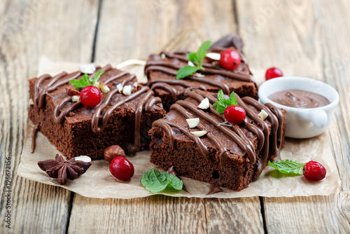 Fotografía Chocolate brownie cake, dessert with nuts on wooden background.