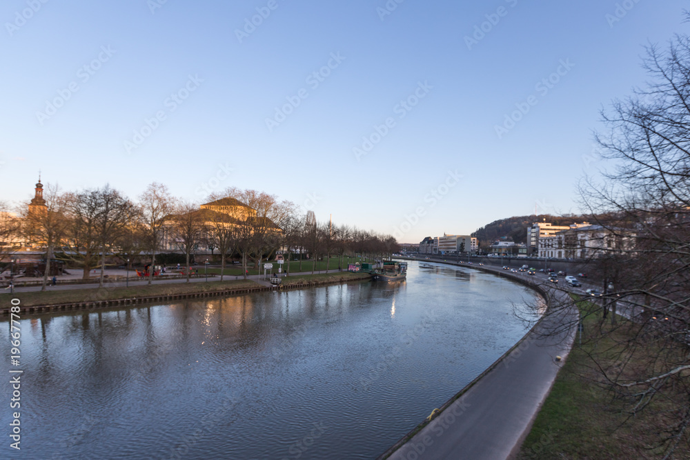 Die Saar in Saarbrücken im Sonnenuntergang