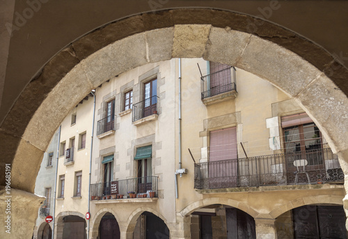 Tableau sur toile Houses view, arch,Street view, houses in square, Plaza Gran in village of Calaf,Catalonia,Spain