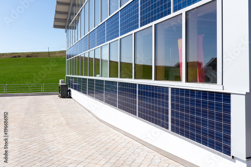 Solarfassade an Firmengebäude