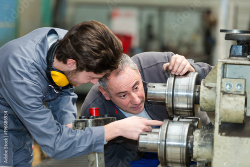 Foto young machinist and his teacher