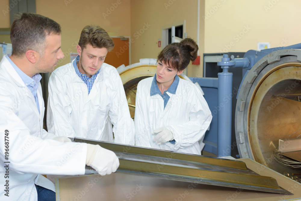 Obraz premium teacher with students in workshop