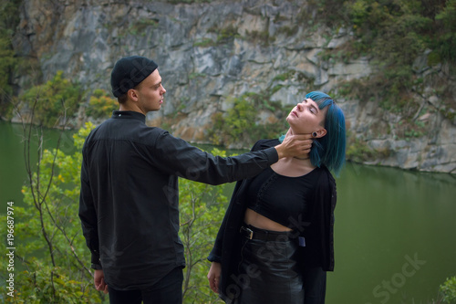 Foto angry boyfriend tries to choke a young woman