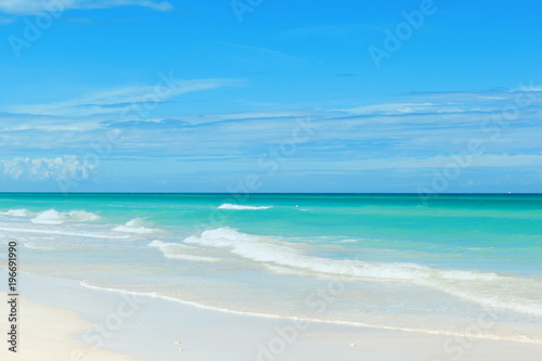 Fototapeta Naklejka Na Ścianę i Meble -  The beach of VAtlantic Ocean with a turquoise ocean.Varadero, Cuba