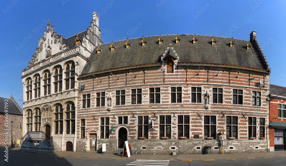 Lakenhalle und Rathaus in Zoutleeuw, Flandern