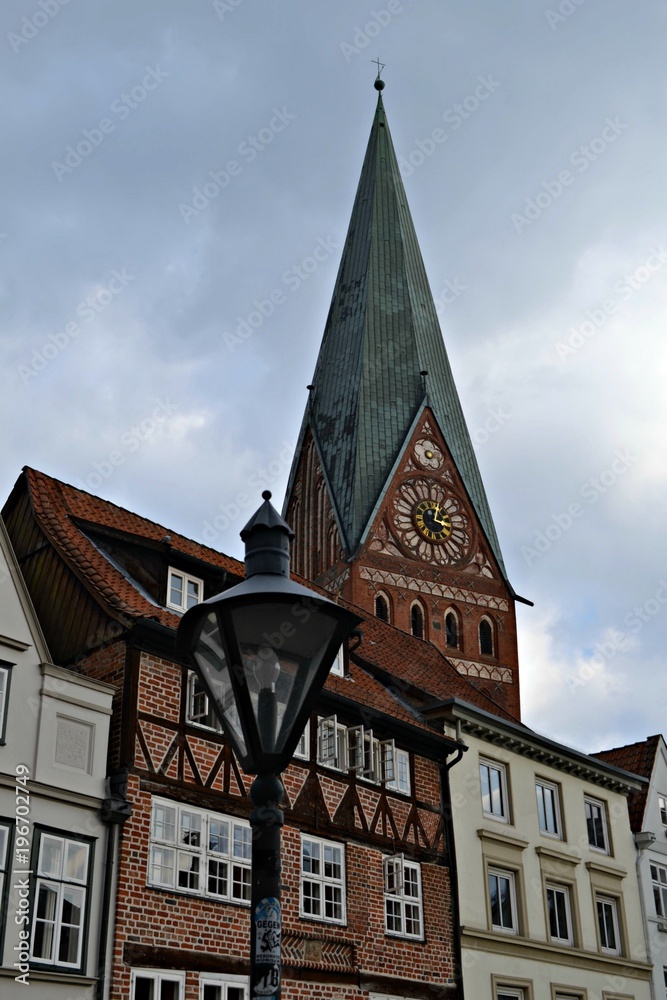 Ceglana wieża kościoła z zegarem, Luneburg, Niemcy