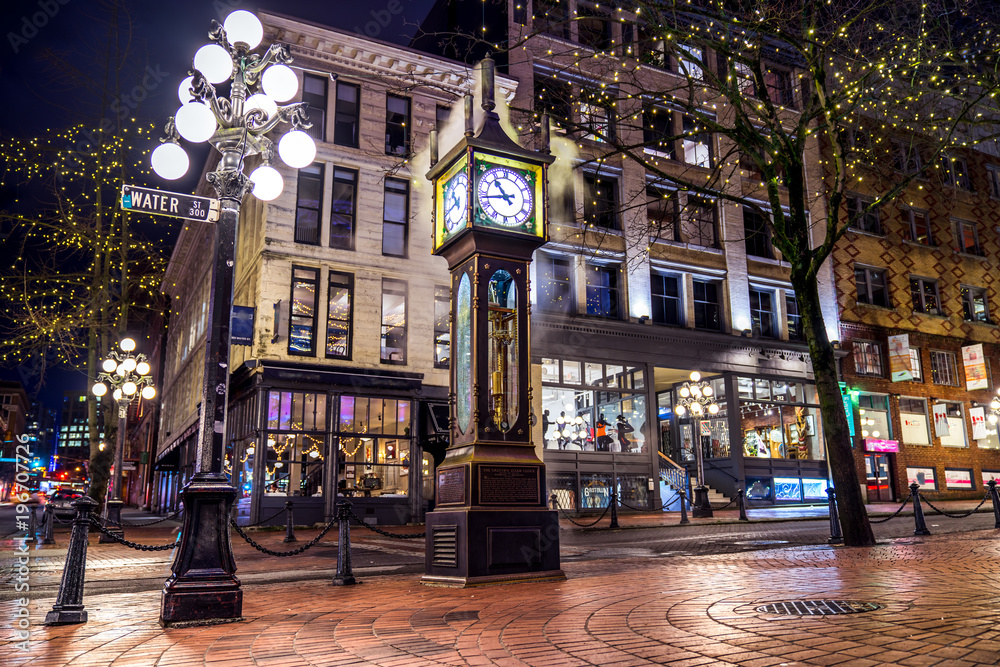 Fototapeta premium Kultowy nocny zegar parowy, długa ekspozycja Gastown - Vancouver, Kolumbia Brytyjska, Kanada. Jedno z najbardziej tętniących życiem miast Ameryki Północnej.