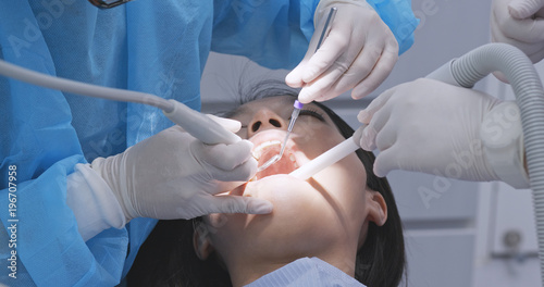 Fotografie Dentist examines the patient teeth