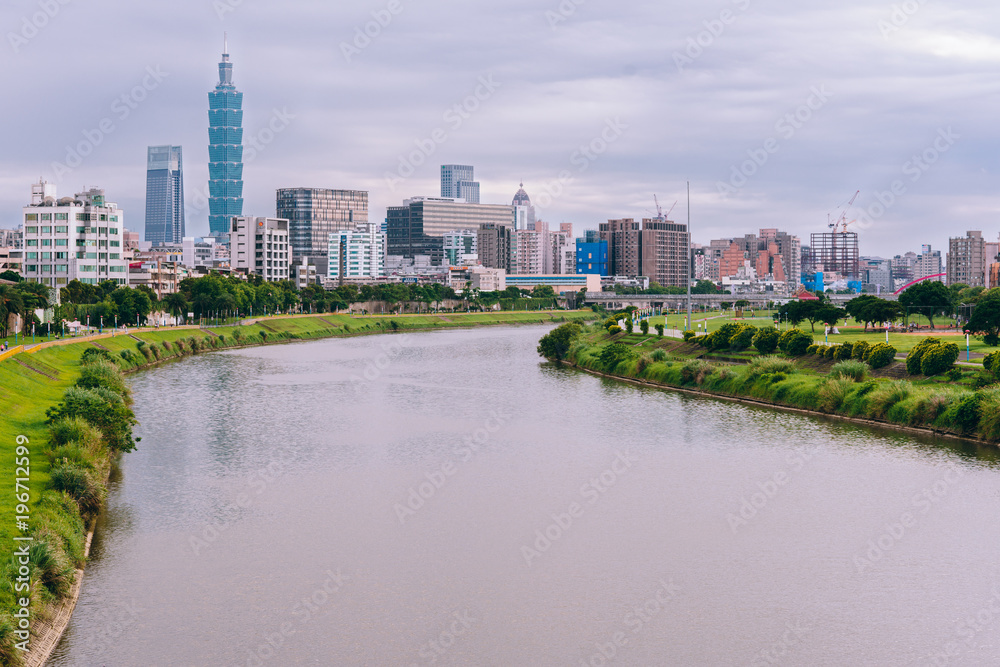Fototapeta premium Aerial panorama over Downtown Taipei with Taipei 101 Skyscraper, capital city of Taiwan