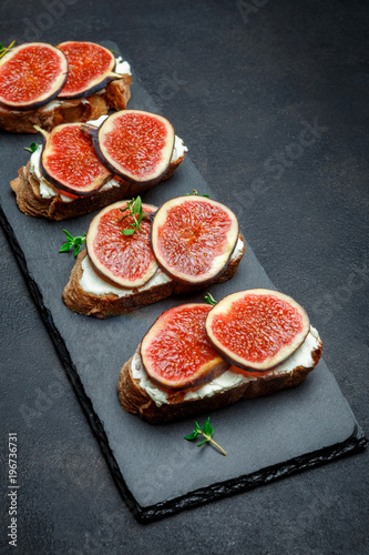 Bruschetta with blue cheese and fresh figs
