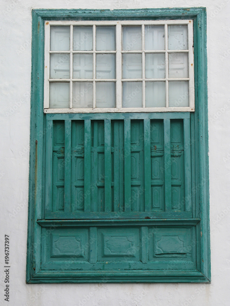 grünes Sprossenfenster