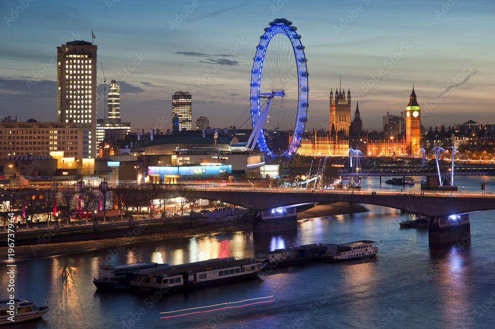 Obraz premium Beautiful landscape image of the London skyline at night looking along the River Thames
