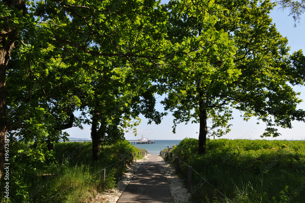 Fototapeta premium Ausflugsschiff an der Seebrücke, Fahrrad am Strand, Binz, Rügen