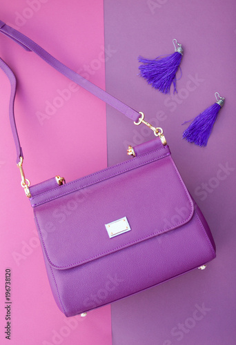  Purple shoulder bag, purple earrings, purple purple background