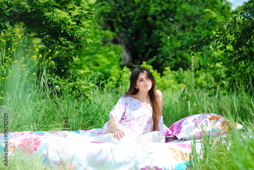 Красивая девушка на кровати с цветами. Кровать на природе. Леди в белом платье на кровати в лесу. Красивый образ жизни.
