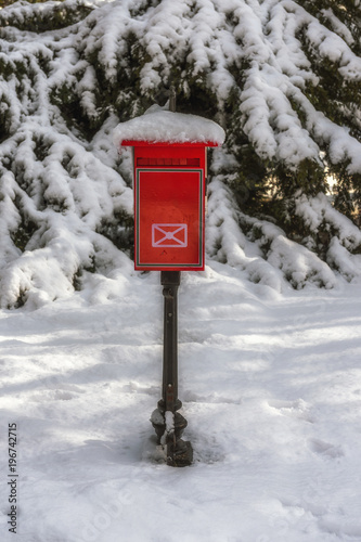Fototapeta Naklejka Na Ścianę i Meble -  Postbox in winter