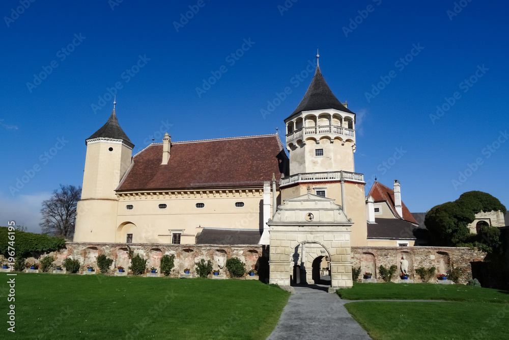Renaissance Schloss Rosenburg mit Tunierplatz und Rosen Garten in Niederösterreich