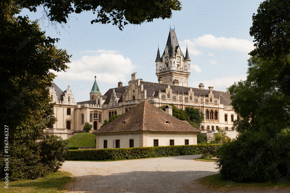 Grafenegg romantisches Historismus Schloss mit großen Schlosspark in Österreich