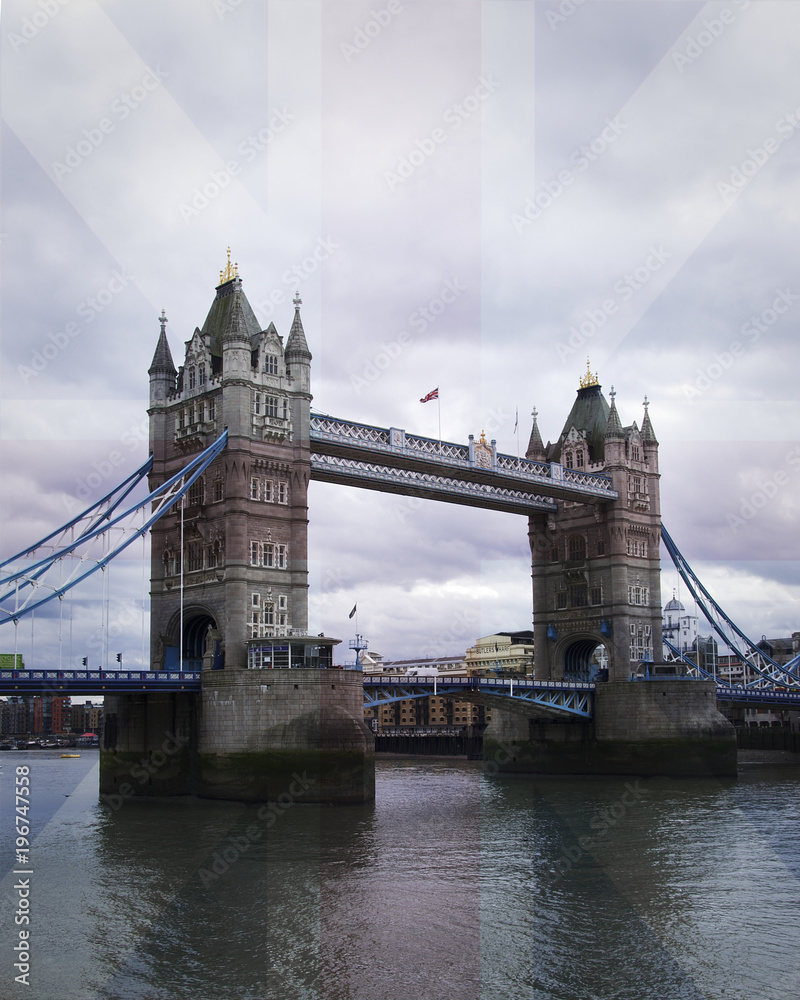Obraz premium Tower Bridge w Londynie z przezroczystą flagą brytyjską