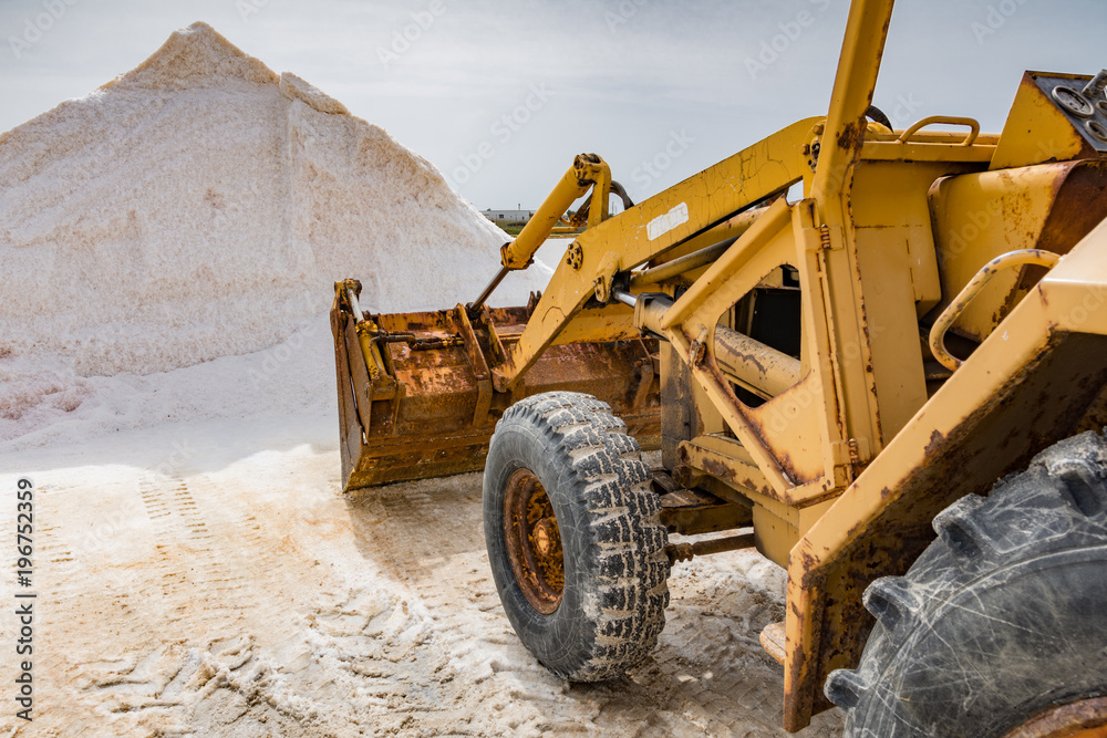 Ruspe al lavoro alle saline di Trapani, Sicilia	