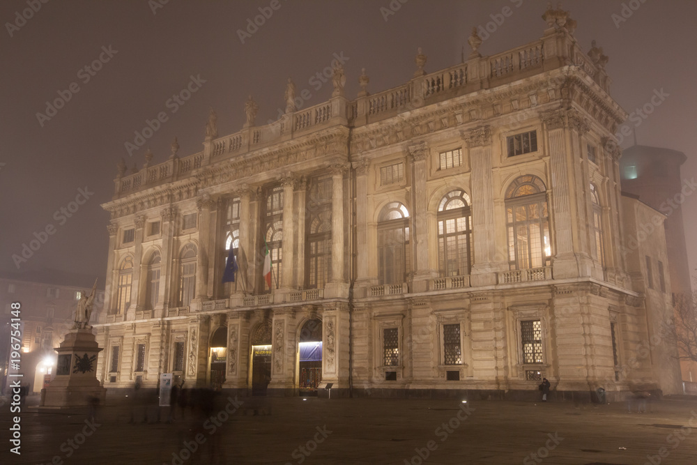 Obraz premium Palazzo Madama e Casaforte degli Acaja on a foggy evening