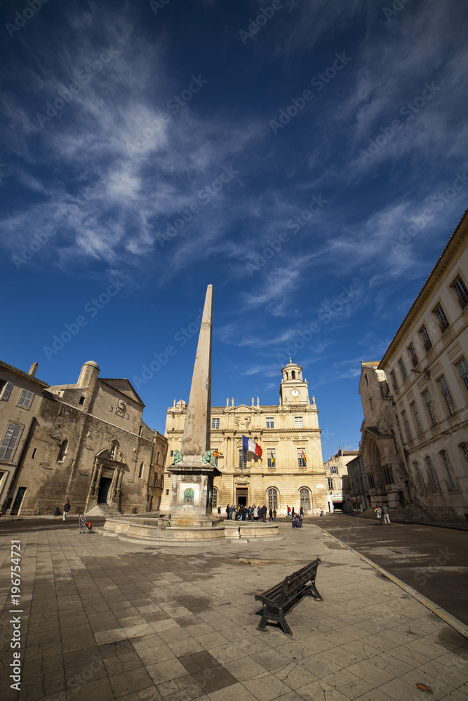 Francia, Arles. Palazzo del Municipio e fontana al centro della piazza.