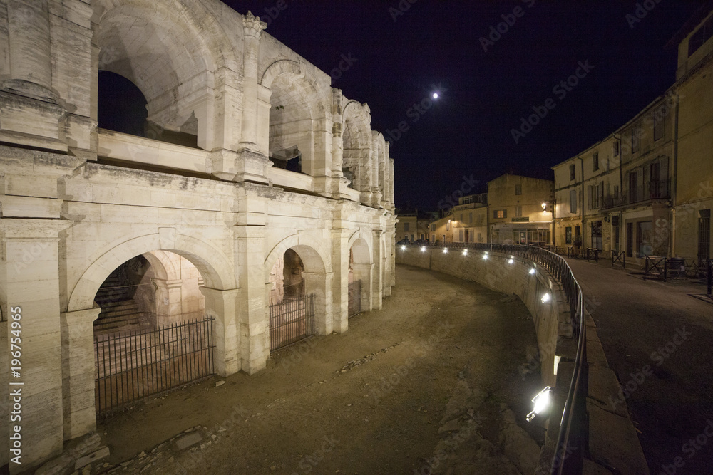 Francia, Arles. The Amphiteatre at night.