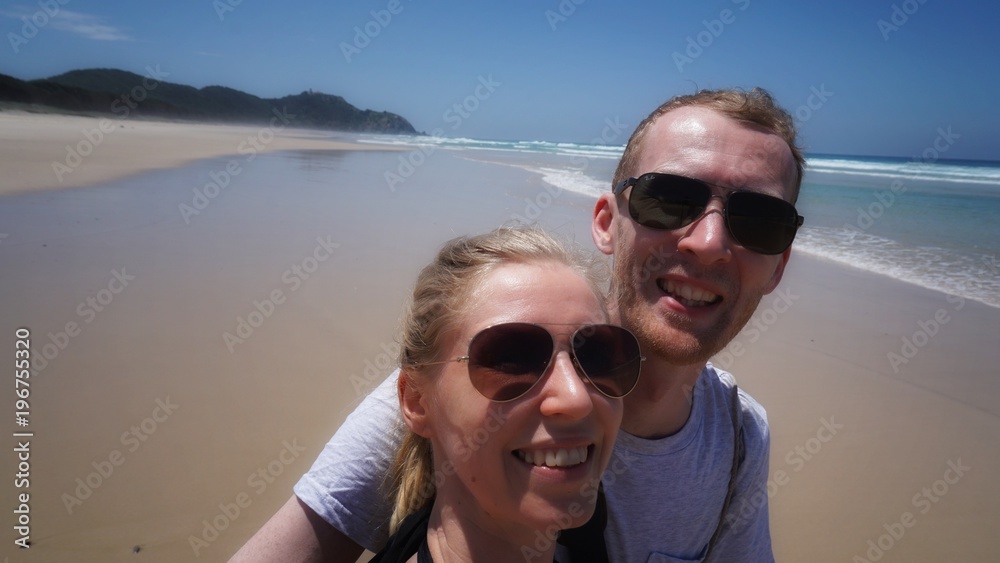 verliebtes, blondes Paar in Australien am Strand verliebtes, blondes Paar in Australien am Strand