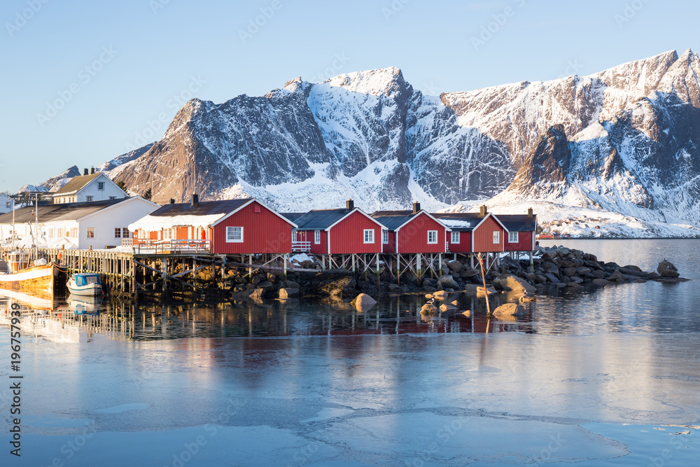 Fototapeta premium Kleine Fischerhütten auf den Lofoten (Norwegen) im Winter