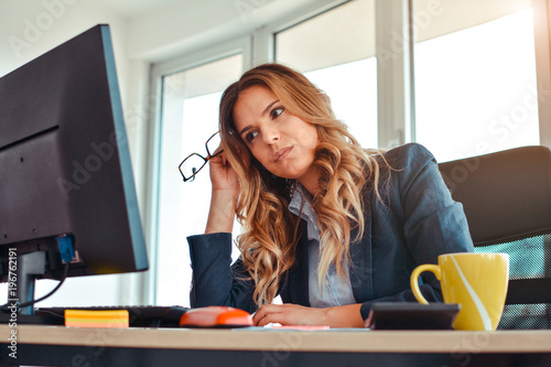 Φωτογραφία angry businesswoman looking at negative statistic